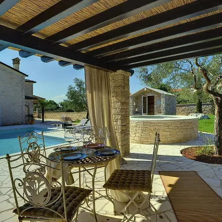 Villa Charming With Heated Pool Near Rovinj Rovinjsko Selo