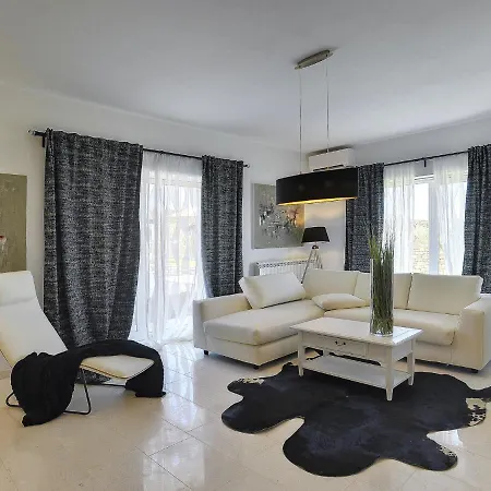 Vila Charming With Heated Pool Near Rovinj Rovinjsko Selo